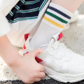 Calcetines blancos unisex del equipo de la escuela de la muchacha adolescente rayada unisex 3 del algodón del logotipo de encargo